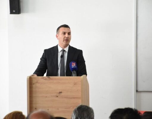 Arbër Ademi i reagon ashpër Bekim Salit: Jemi një komb shqiptar, jo popuj të ndryshëm!